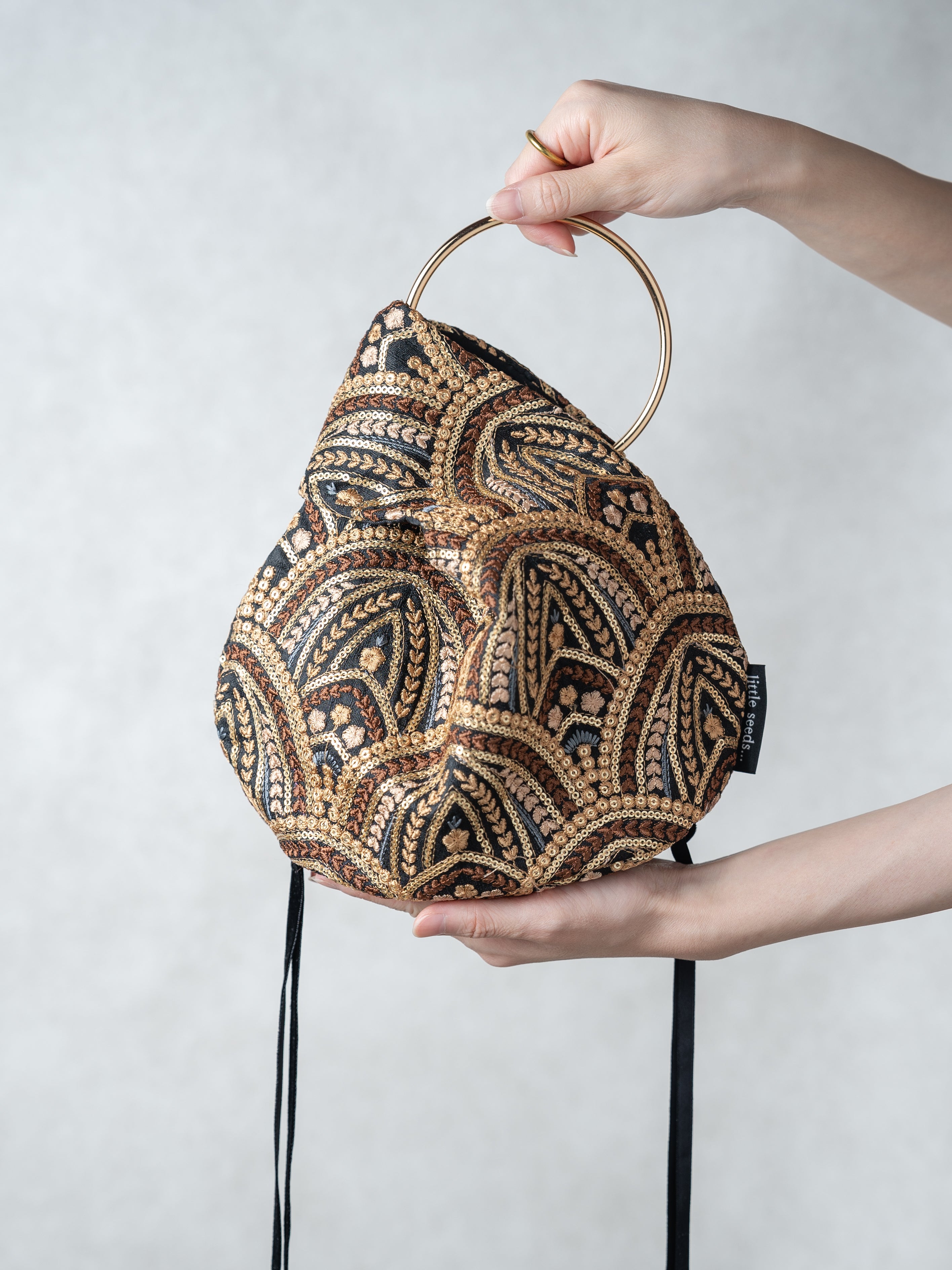 little seeds...トライアングルトート 黒ゴールド刺繍 ROLA愛用 2025年最新】little seeds バッグの人気アイテム - メルカリ
